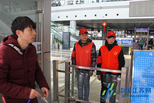 小学生化身引导员 泰州火车站组织学雷锋系列