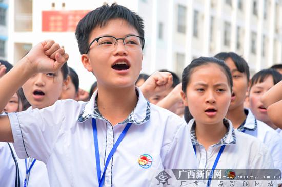 防城港市三中350名学生五四光荣入团