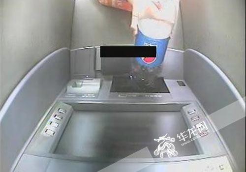 女子被电话诈骗损失5300元 以为往ATM机里倒