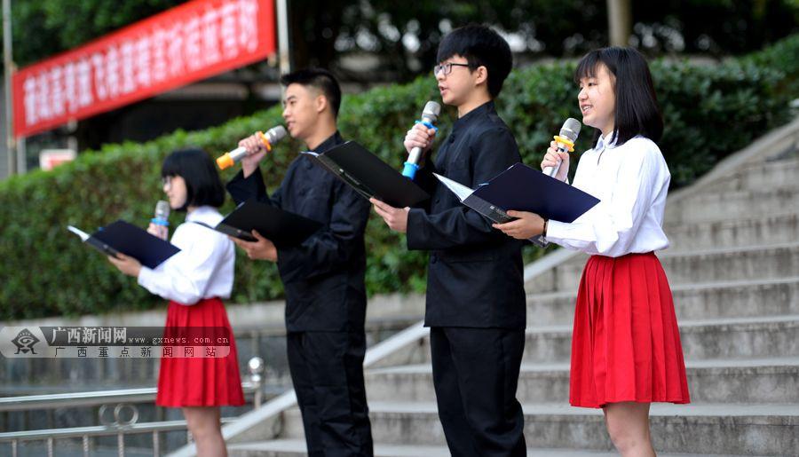 5月16日,桂林市龙胜各族自治县龙胜中学的高三学生在成人礼上朗诵