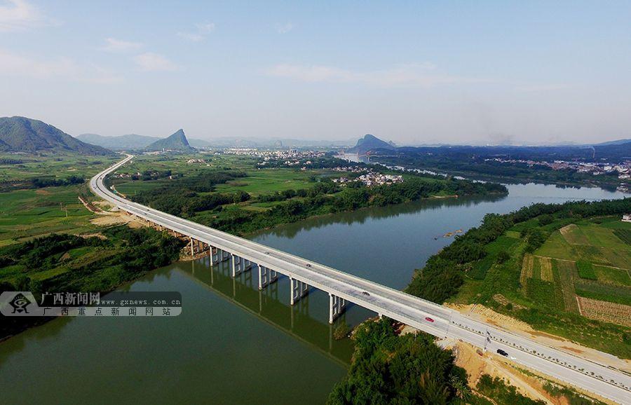 航拍:鸟瞰"广西最美高速公路"