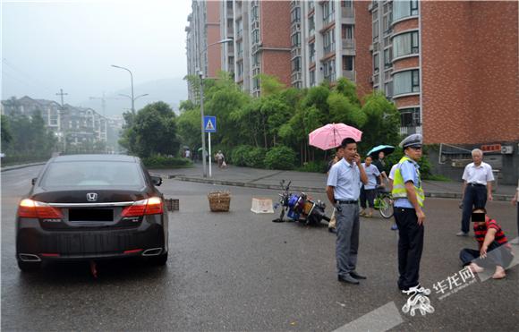 交巡警对交通事故进行处置.北碚区交巡警供图 华龙网发