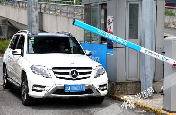 黑科技!停车场不用手机抬杆就走 重庆有望实现