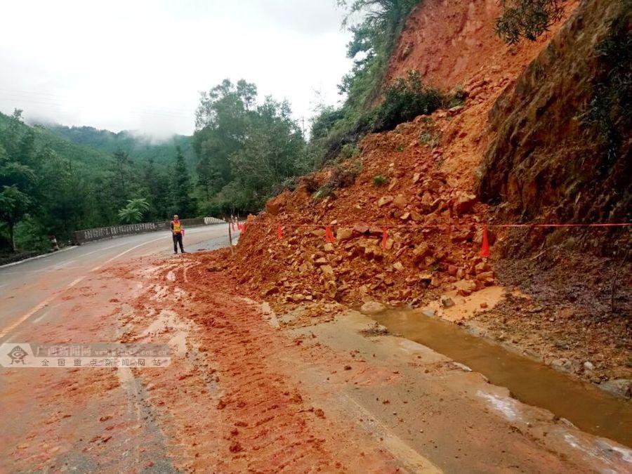 凤山境内路段多处边坡塌方 公路部门及时清理路面