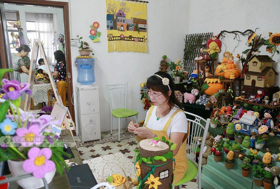 桂港故事:赴港学艺 “钩编姐”直播走红网络