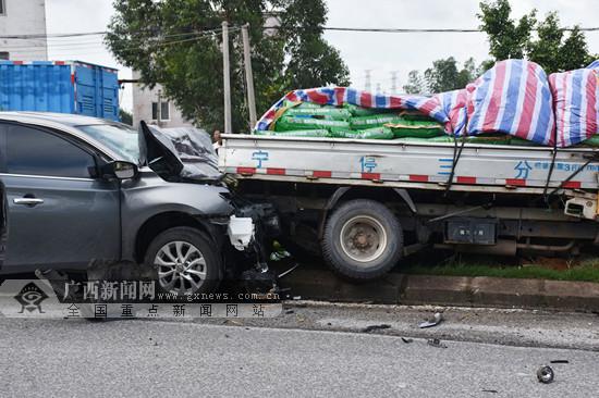 男子驾驶轿车追尾货车身亡 拿到驾照仅三天(视频)