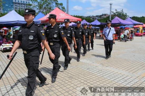 警察故事乡村警察巡防暖人心扶贫解民困图