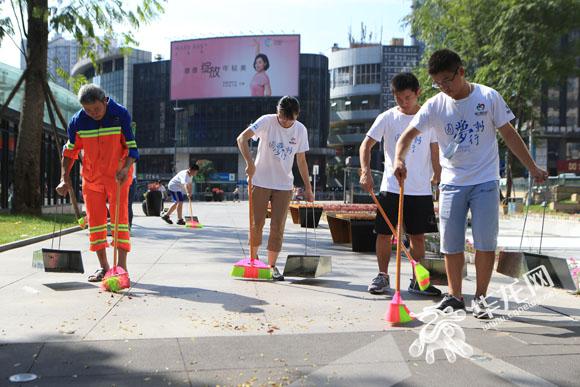 夏日特别体验 50名梦想学子走上街头感受环卫