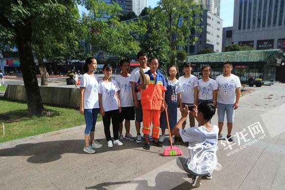 夏日特别体验 50名梦想学子走上街头感受环卫