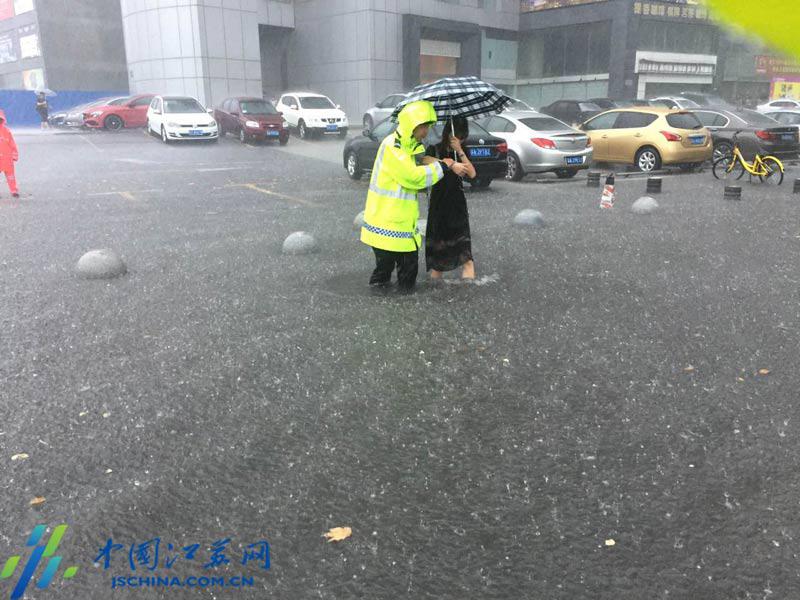 暴雨致南京多路段积水 交警水中伫立保畅通(