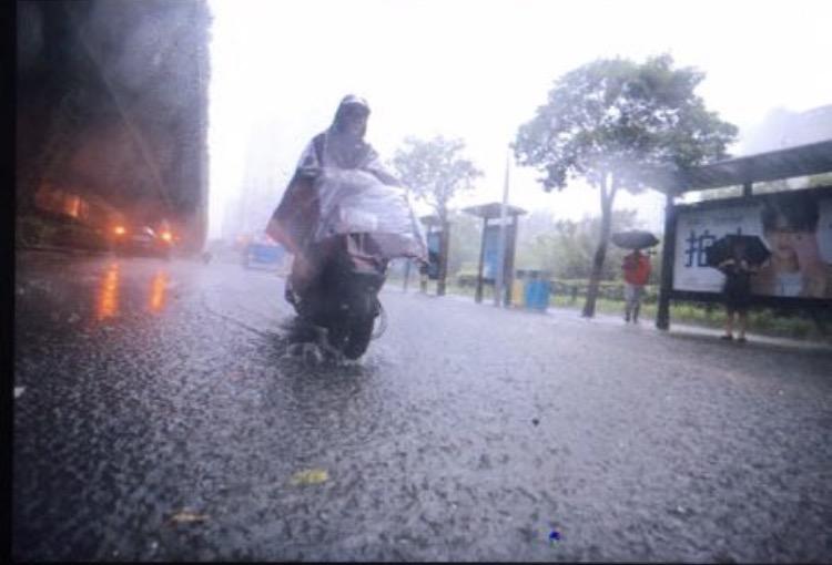 强降雨侵袭南京城 今晨江东中路积贤街路口积
