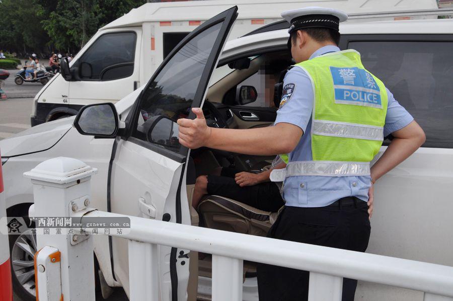 贵港:醉驾司机等红绿灯 竟熄火酣睡到天亮(图)