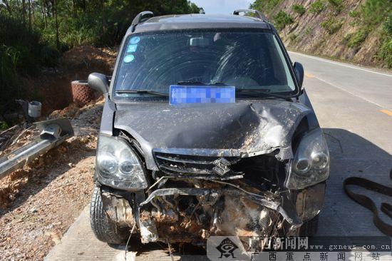钦州:小客车失控撞坏护栏冲下路基(图)