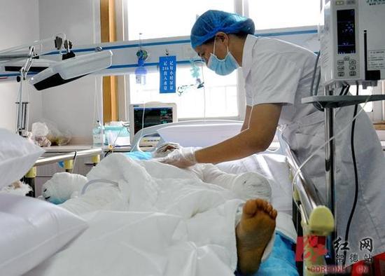 贺语辰全身裹满纱布躺在重症监护室的病床上.