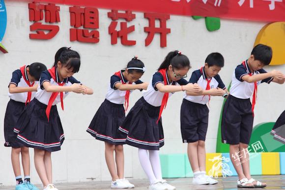 龙山小学,作揖,鞠躬,学生开学典礼行拜师礼. 龙山小学供图 华龙网发