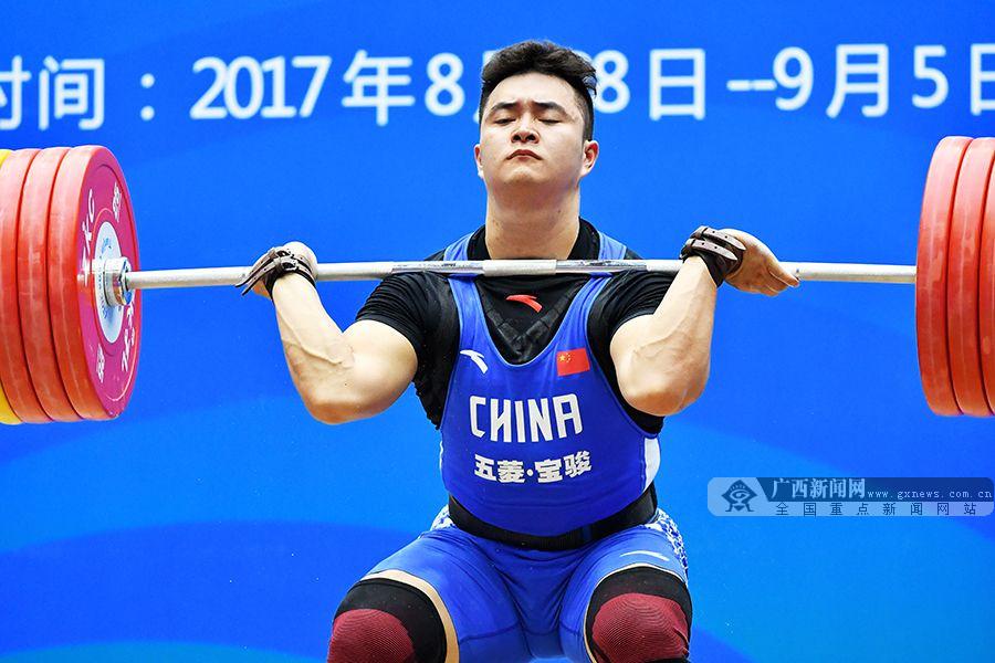 高清:吴长升为广西夺得第13届全运会首枚举重奖牌