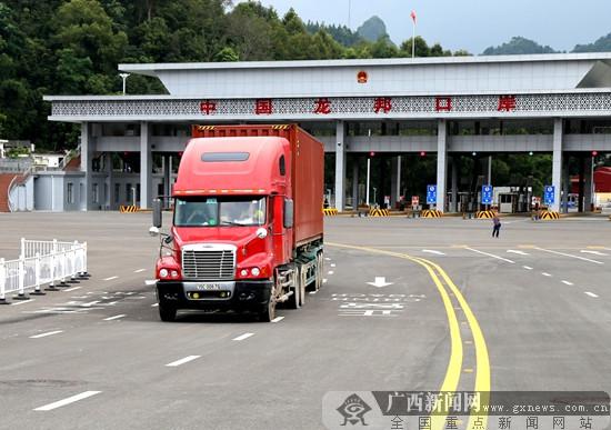 越南大货车通过我国龙邦口岸向互市贸易市场进发.