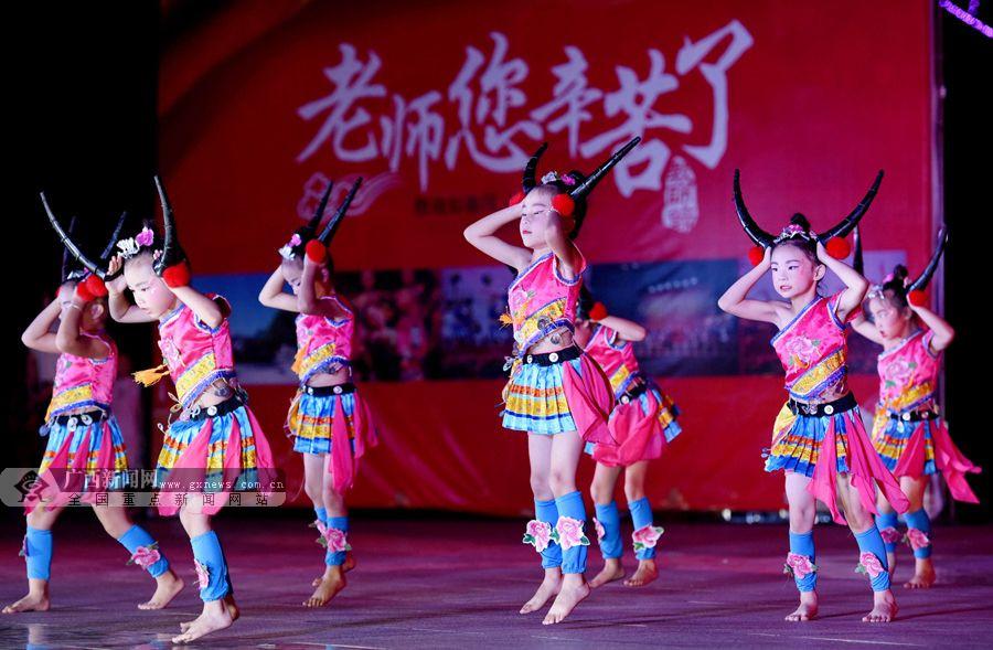 三江:多彩赞歌颂师恩(组图)_媒体推荐