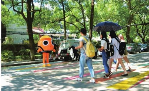 创意斑马线点亮长沙高校 滴滴司机呼吁文明出