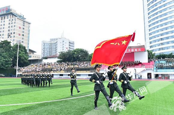 军姿挺拔 陆军军医大学举行组建以来首次阅兵