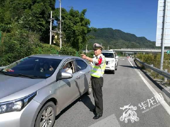 今日上午,g5515张南高速梁忠段下行47km处(梁平往忠县方向)发生山体