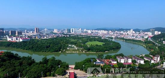 半城绿树半城楼——百色市右江区迎龙山. 百色市委宣传部供图