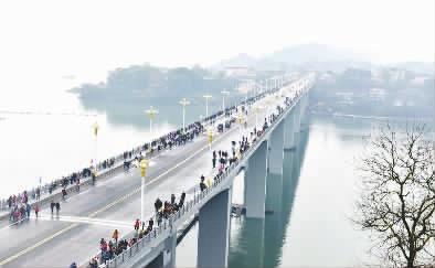 瞿云 摄    雄伟的酉水大桥,东起沅陵县城辰州大道,西接太常集镇