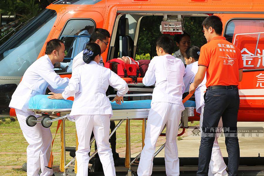 高清:南宁120开通航空救援 空地对接急救如虎