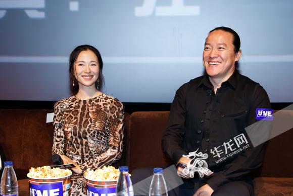 华语极地探险电影《七十七天》主创江一燕(左)和赵汉唐在重庆亮相.