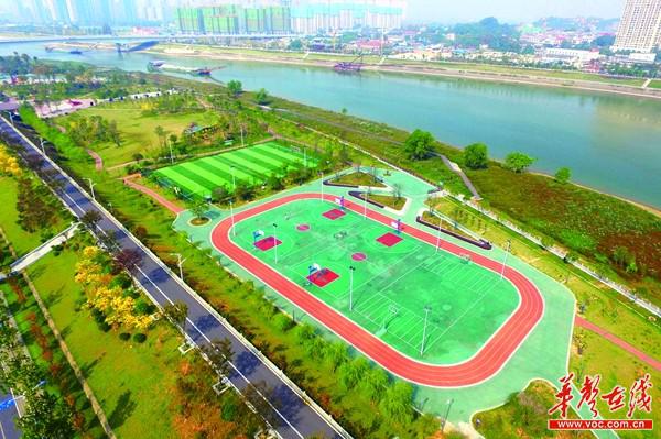 长沙将迈进"千园之城"    11月2日,长沙市开福区月岛公园的运动区
