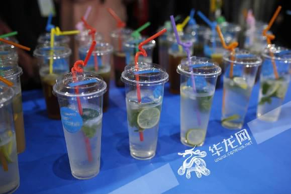 使用江小白调制的鸡尾酒口感特别,近似于饮料.记者 石涛 摄