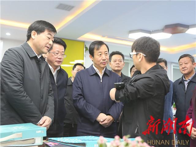 许达哲:用爱心做好民生保障工作 把温暖送到群