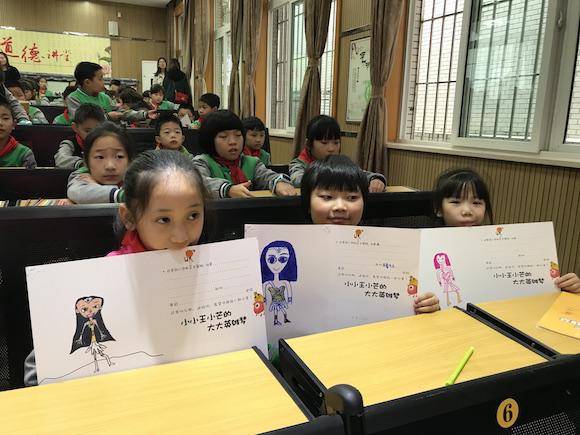 孩子们天真的笑脸 活动方供图 华龙网11月21日17时讯(记者 董进)超人、蝙蝠侠,好炫啊!孩子们一张张可爱的笑脸,总是让人特别感动。今(21)日,重庆市渝中区人民路小学的96名同学享受了一场视觉的盛宴,进入大溪沟街道人和街保利万和影院观看了DC年度巨制《正义联盟》,一起见证超级英雄们的集结及正义的比拼。观影结束后,孩子们回到了学校,以绘画和分享的方式探索了心目的中的正义英雄。 据悉,重庆的小小王小芒,大大英雄梦玩转城市公益观影活动只是这一主题系列活动的一个分会场,就在最近三天,北京、福建的流