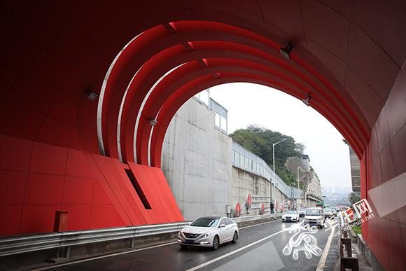 新中梁山隧道今日启用 隧道口"中国红"造型抢眼