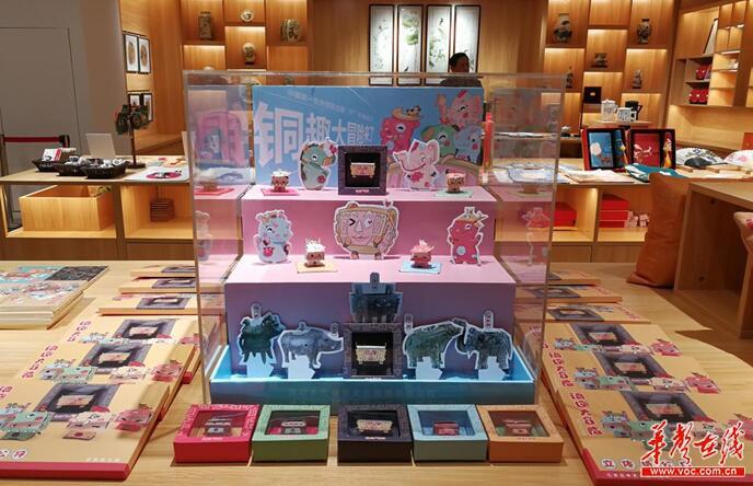 湘博文创店售卖的"铜趣大冒险"纸公仔玩偶文创产品 陈泽恺摄