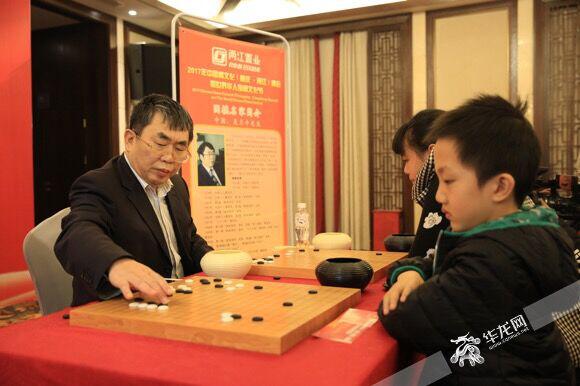重庆7岁男孩挑战65岁"棋圣"聂卫平 两江影视城上演围棋之战