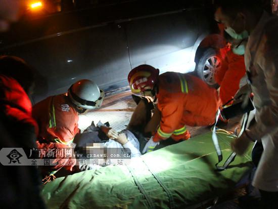宜州：男子醉酒横躺马路被卷入车底后获救(图)