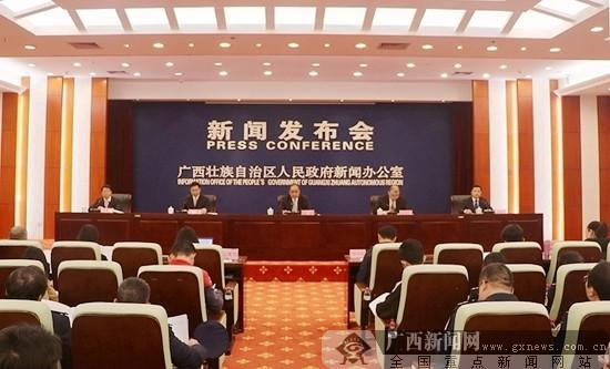 南宁市轨道交通2号线开通试运营新闻发布会现场。广西新闻网记者 陈伟冬摄 广西新闻网南宁12月25日讯(记者 陈伟冬)12月25日上午,记者从南宁市轨道交通2号线开通试运营新闻发布会上获悉,2号线将于12月28日开通试运营,起步价为2元,全线票价为5元。2号线开通后,将与1号线实现同站台换乘,标志着南宁市轨道交通形成十字型线网骨架,南宁地铁将进入换乘时代。 2号线开通在即 南宁地铁将进入换乘时代 12月19日,经南宁市政府常务会审议通过,同意南宁市轨道交通2号线于12月28日正式开通试运营。据介绍,2号