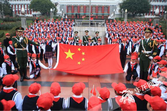 迎元旦庆新年 重庆上千市民现场观礼升旗仪式