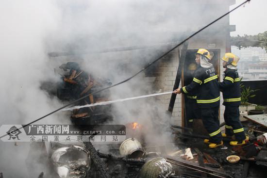 消防官兵出水枪进行灭火.广西新闻网通讯员 李苑君 李成佳供图