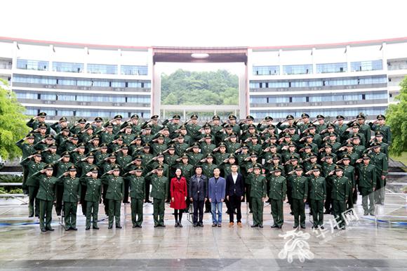 为基层武警输送新鲜血液 重庆首批临床医学士官生毕业