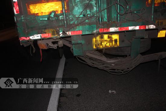 南友高速公路崇左路段发生一起小型厢式货车与挂车追尾的道路交通事故