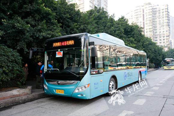 重庆一级踏步公交亮相148路 载客量更大配usb接口可为
