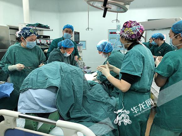 手术过程中,文静全程跪在产妇身下托举着胎儿. 院方供图 华龙网发