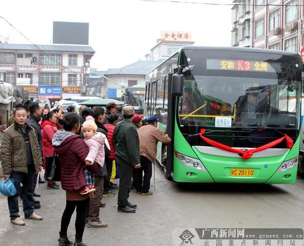 全州百姓等公车.广西新闻网记者 陈创明摄