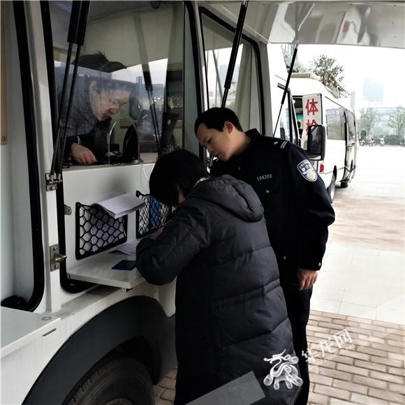 女白领的广安驾驶证分分钟转到工作地 沙坪坝