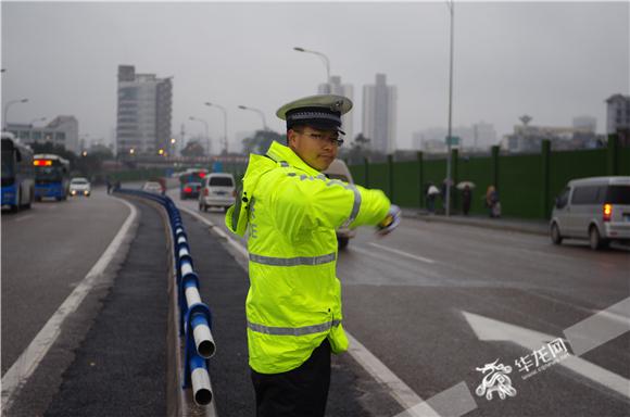 交巡警在两站周边路段疏导交通.沙坪坝警方供图 华龙网发