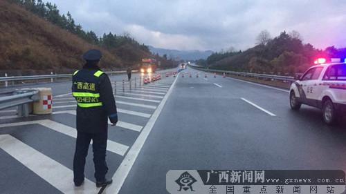 桂林灌阳高速路面结冰 多方出动确保道路畅通