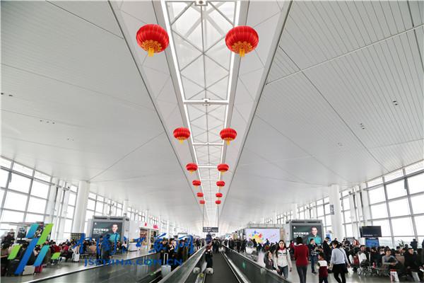 春运首日南京禄口国际机场年味浓 迎来家庭出