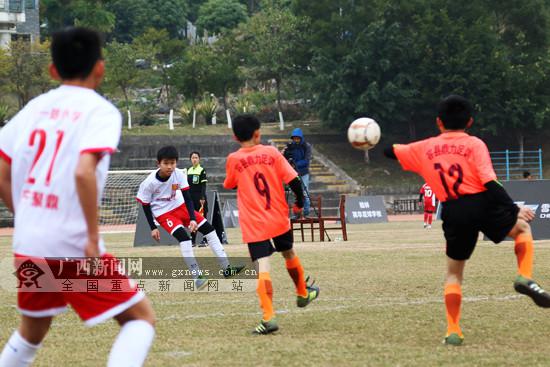 广西足球青训迎考 上海上港青少足球赛在邕揭
